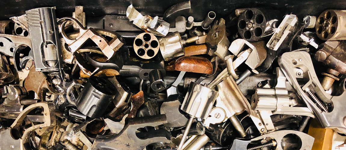 mai-guns-in-the-hands-of-artists